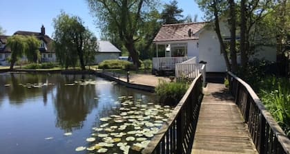 NOOSA SOUND SUPERB WATERSIDE BUNGALOW IN HORNING VILLAGE ON THE NORFOLK BROADS