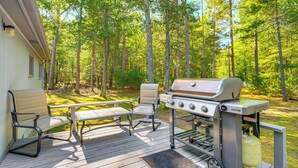 Outdoor dining - 2 Blocks to Boat Ramp: Higgins Lake House w/ Grill (Roscommon)