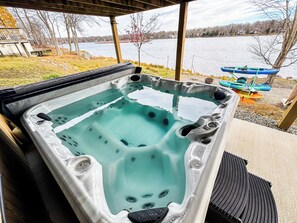 Ein Whirlpool mit Blick auf einen See und Boote im Hintergrund.