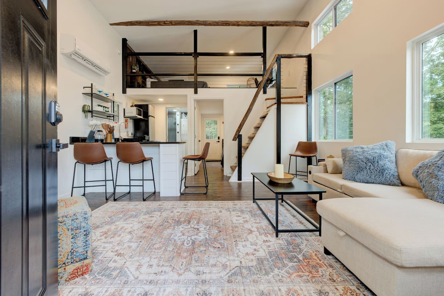 Un interior moderno con cocina, comedor y sala de estar.