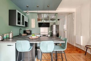 Réfrigérateur, micro-ondes, four, plaque de cuisson