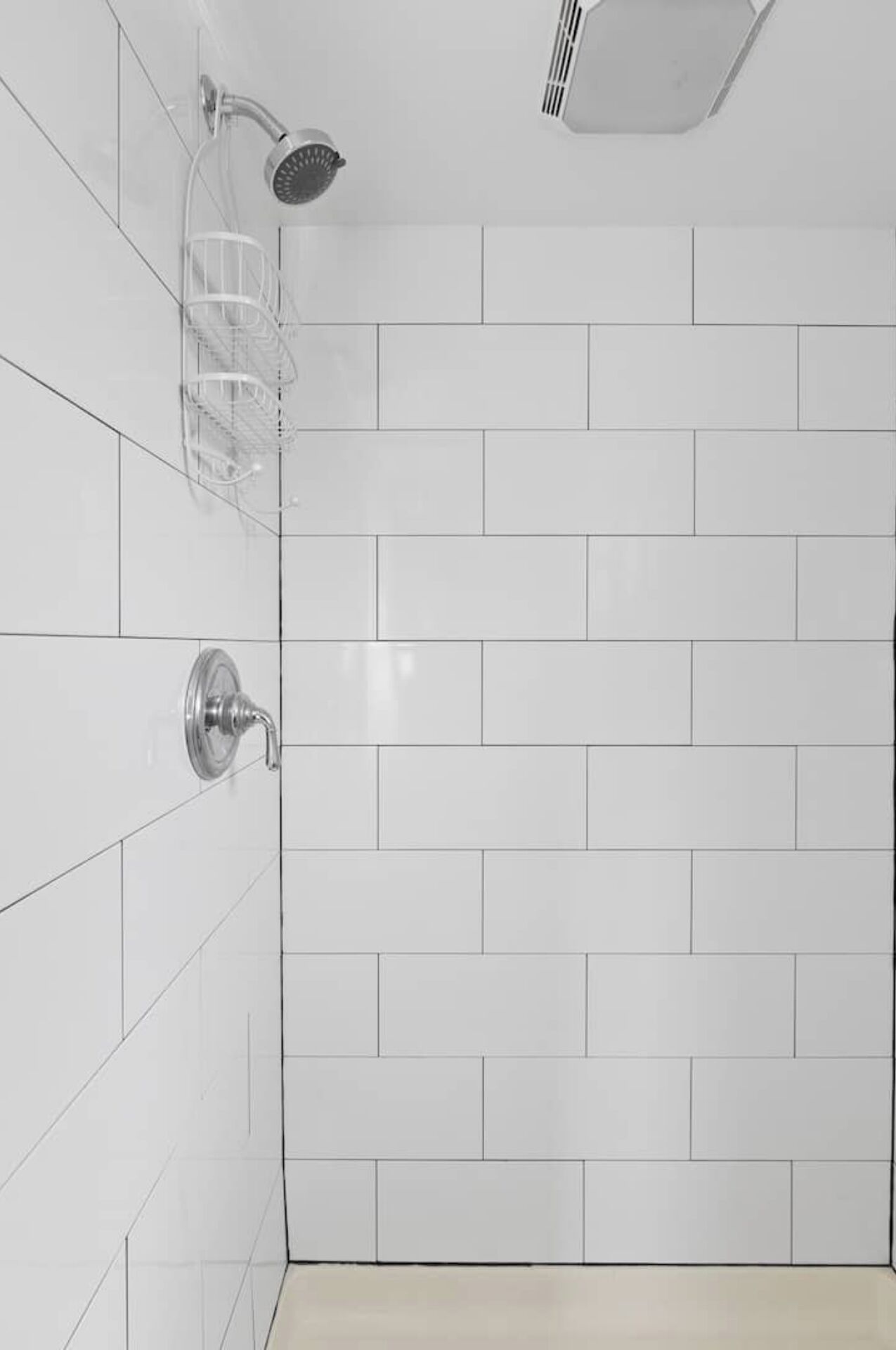ヘアドライヤー、タオル、石鹸、トイレットペーパー