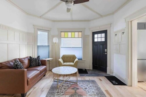 Beautiful+Modern Flat: downtown, parking, laundry