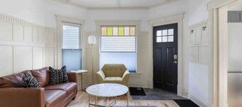 Beautiful+Modern Flat: downtown, parking, laundry