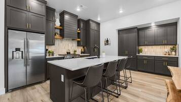 Kjøleskap, mikrobølgeovn, ovn og kokeplater