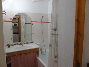 Bathroom - 1st floor, view mountain, balcony, tv, ski locker, 22m², Valfréjus (Valfréjus)