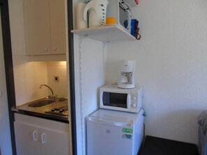 Een koelkast, een microgolfoven, een oven