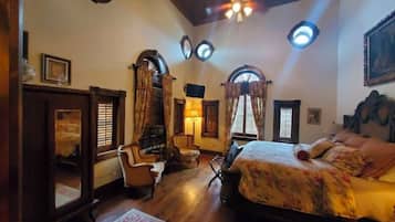 Located Upstairs (No Elevator) No. 2. The Swan Room | Free WiFi