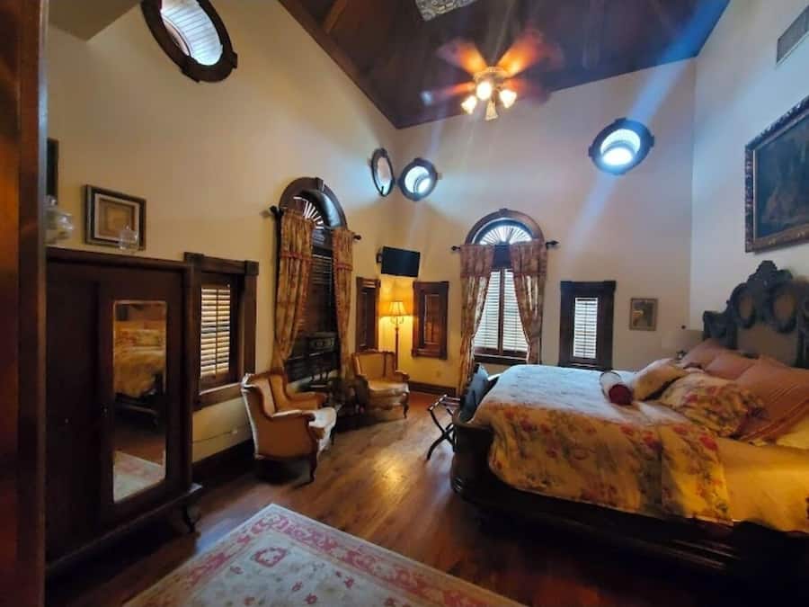 Located Upstairs (No Elevator) No. 2. The Swan Room | Free WiFi