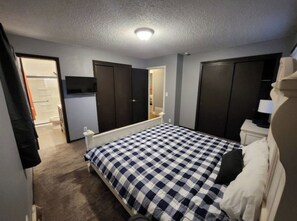 4 bedrooms, iron/ironing board, WiFi, bed sheets - NW Omaha home, fit for families (Omaha)