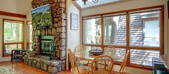 Red Bird Retreat/8DRB, Mt Harbor 2/2 Fully Stocked Next to Pool hosted by LOVR