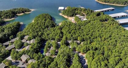 Red Bird Retreat/8DRB, Mt Harbor 2/2 Fully Stocked Next to Pool hosted by LOVR