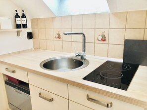 Een koelkast, een kookplaat, een vaatwasser