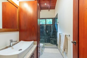 Douche, sèche-cheveux, serviettes fournies, shampoing