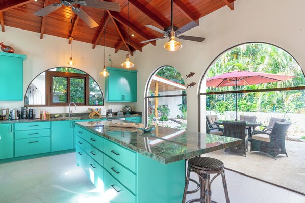 Réfrigérateur, four, plaque de cuisson, lave-vaisselle