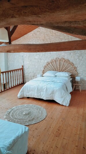 1 soverom, skrivebord, strykejern/-brett og reiseseng for barn