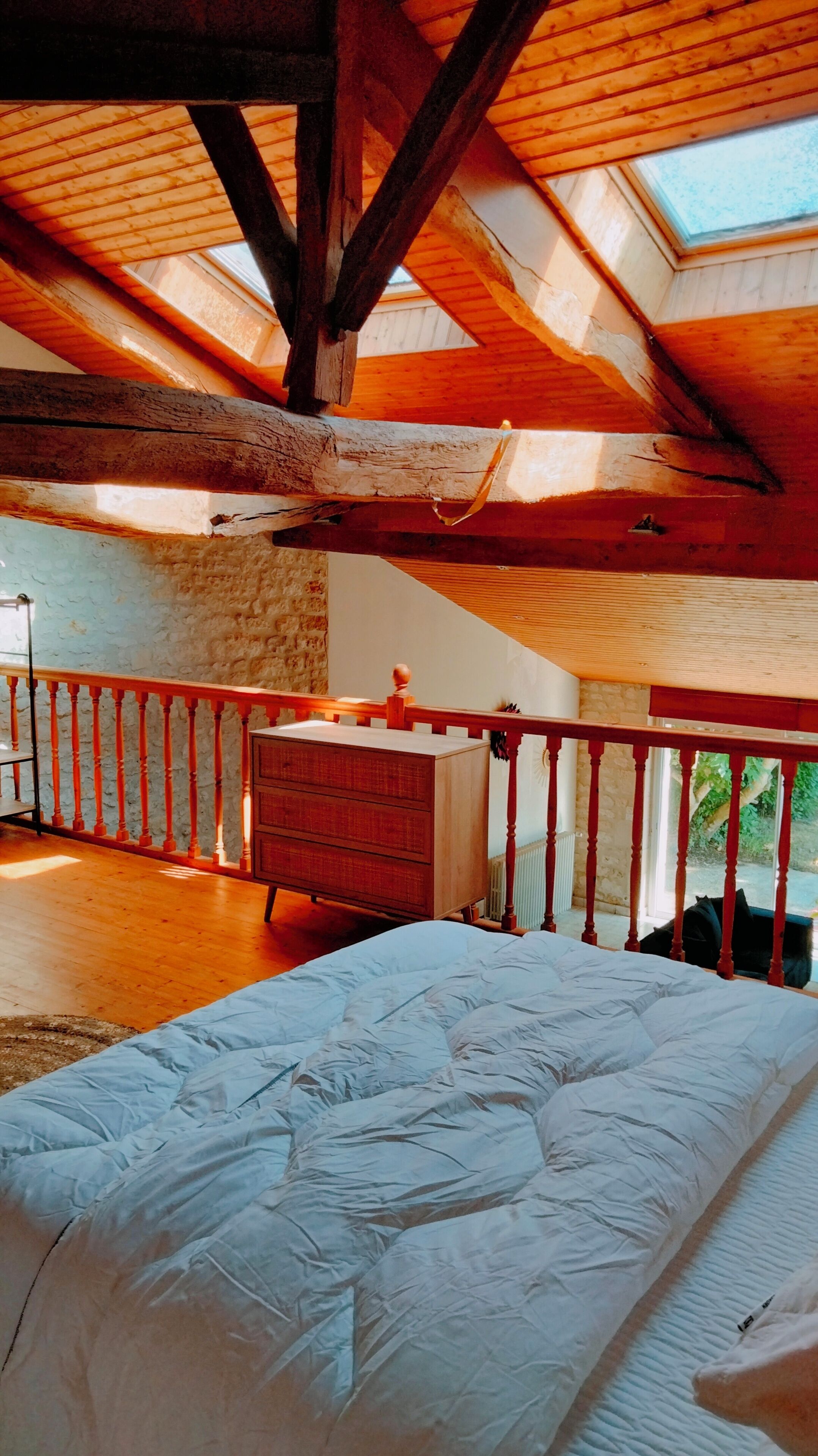 1 habitación, escritorio, tabla de planchar con plancha y cuna de viaje 