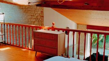 1 chambre, bureau, fer et planche Ă repasser, lit parapluie