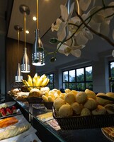 Café da manhã com buffet grátis todos os dias