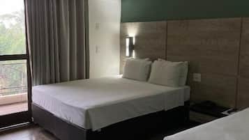 Family Triple Room | Desk, free WiFi