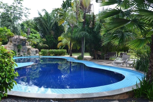 Una piscina al aire libre