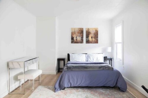 MANHATTAN MODERN: Large 3 bed, Fenced yard-Parking