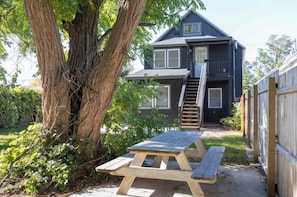Outdoor dining - MANHATTAN MODERN: Large 3 bed, Fenced yard-Parking (Burlington)