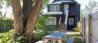 MANHATTAN MODERN: Large 3 bed, Fenced yard-Parking