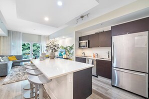 Fridge, microwave, oven, stovetop - F1rst Class Condo in Miami, Florida 3-bedrooms 4-bathrooms in vibrant Doral. (Doral)