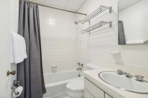 SĂšche-cheveux, serviettes fournies, savon, shampoing