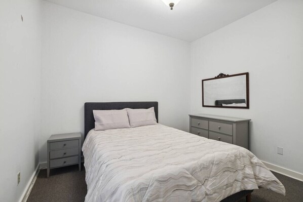 1 habitación, tabla de planchar con plancha, cuna de viaje y wifi