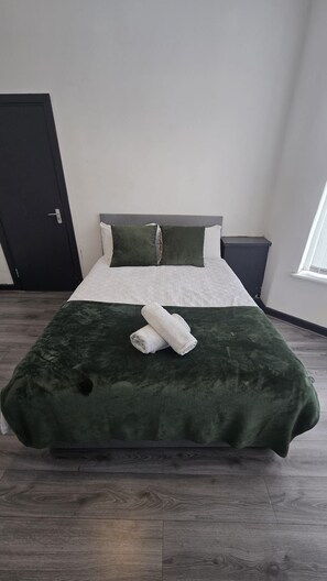 A bed with a green cover, white bedding, and two pillows. - Entrepreneur Stays - 8 Guest Lovely home in Liverpool *NO GUEST FEE (Liverpool)