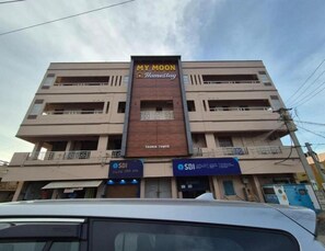 Exterior - Cozy Room in lovely Dindigul with AC, WiFi/Mymoon service apartment (Dindigul)