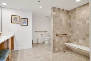 Dusche, Haartrockner, Bidet, Handtücher