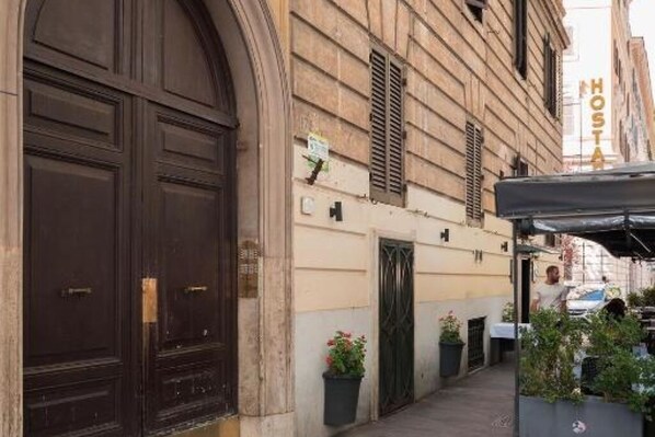 Exterior detail - Barletta Vatican Rooms - 4 (Roma)