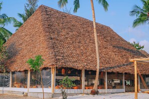 Serveert ontbijt, lunch, internationale gerechten, stranduitzicht