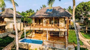 6 室外游泳池，日光浴躺椅