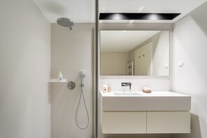 Dusche, Haartrockner, Handtücher