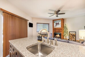 Interior - Skier's Paradise: Pet-Friendly, Easy Walk to Main Lift, 4 Beds (Somerset)