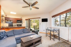 Smart TV, fireplace - Skier's Paradise: Pet-Friendly, Easy Walk to Main Lift, 4 Beds (Somerset)