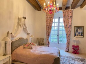 9 bedrooms, iron/ironing board, WiFi, bed sheets