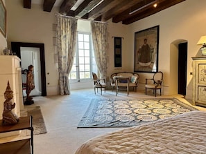 9 chambres, fer et planche à repasser, Wi-Fi, draps fournis
