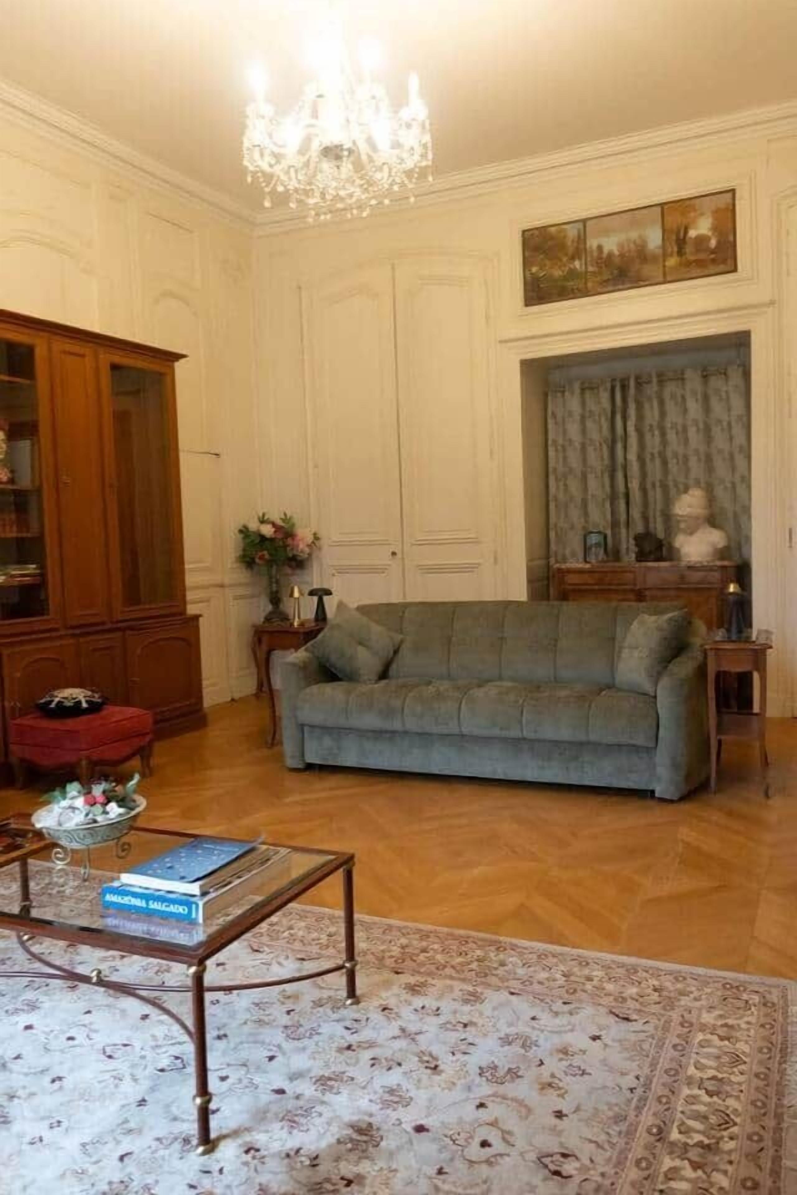 Télévision, cheminée, baby-foot, table de tennis de table