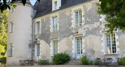 Château des Archevêques au coeur d'un village