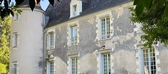 Château des Archevêques au coeur d'un village