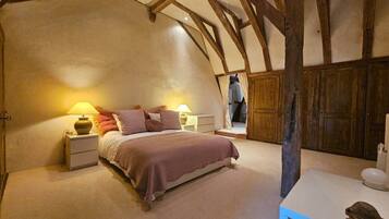 9 bedrooms, iron/ironing board, WiFi, bed sheets