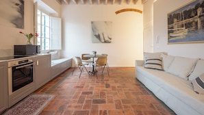Appartement familial, 1 lit double et 1 canapé-lit, cuisine | Aire de séjour | Téléviseur
