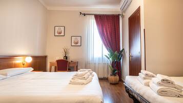 Classic Quadruple Room | Desk, laptop workspace, free WiFi