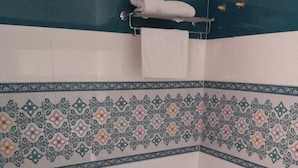 Ein Badezimmer mit Toilette, Dusche und Waschbecken.