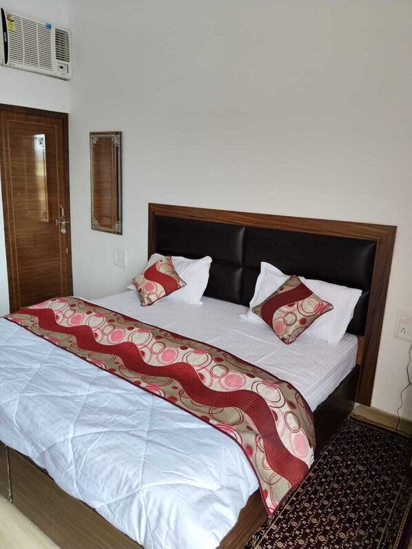 Deluxe Double Room, Garden View | 1 bedroom, desk, laptop workspace, free WiFi